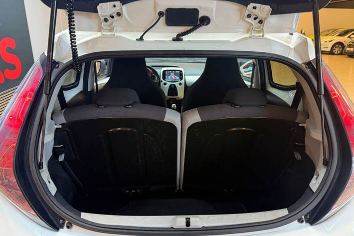 Hvid Toyota Aygo fra 2015