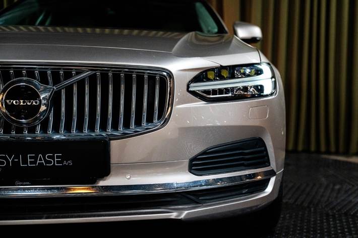 Orange Volvo V90 fra 2023