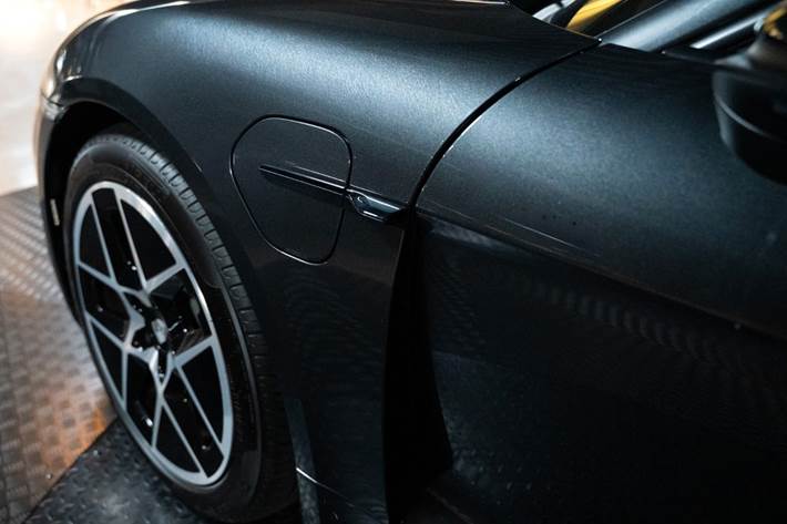 Grå Porsche Taycan fra 2024