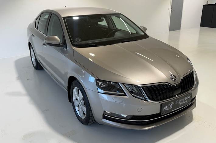 Orange Skoda Octavia fra 2018
