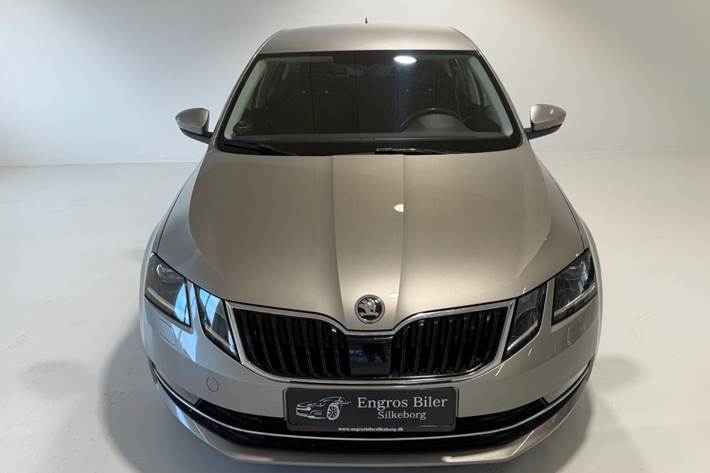 Orange Skoda Octavia fra 2018