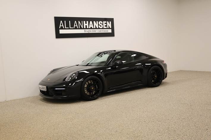 Sort Porsche 911 Carrera 4 GTS fra 2024