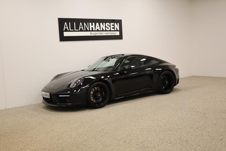 Sort Porsche 911 Carrera 4 GTS fra 2024