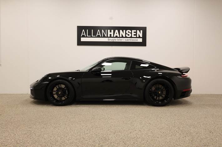 Sort Porsche 911 Carrera 4 GTS fra 2024
