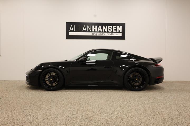Sort Porsche 911 Carrera 4 GTS fra 2024