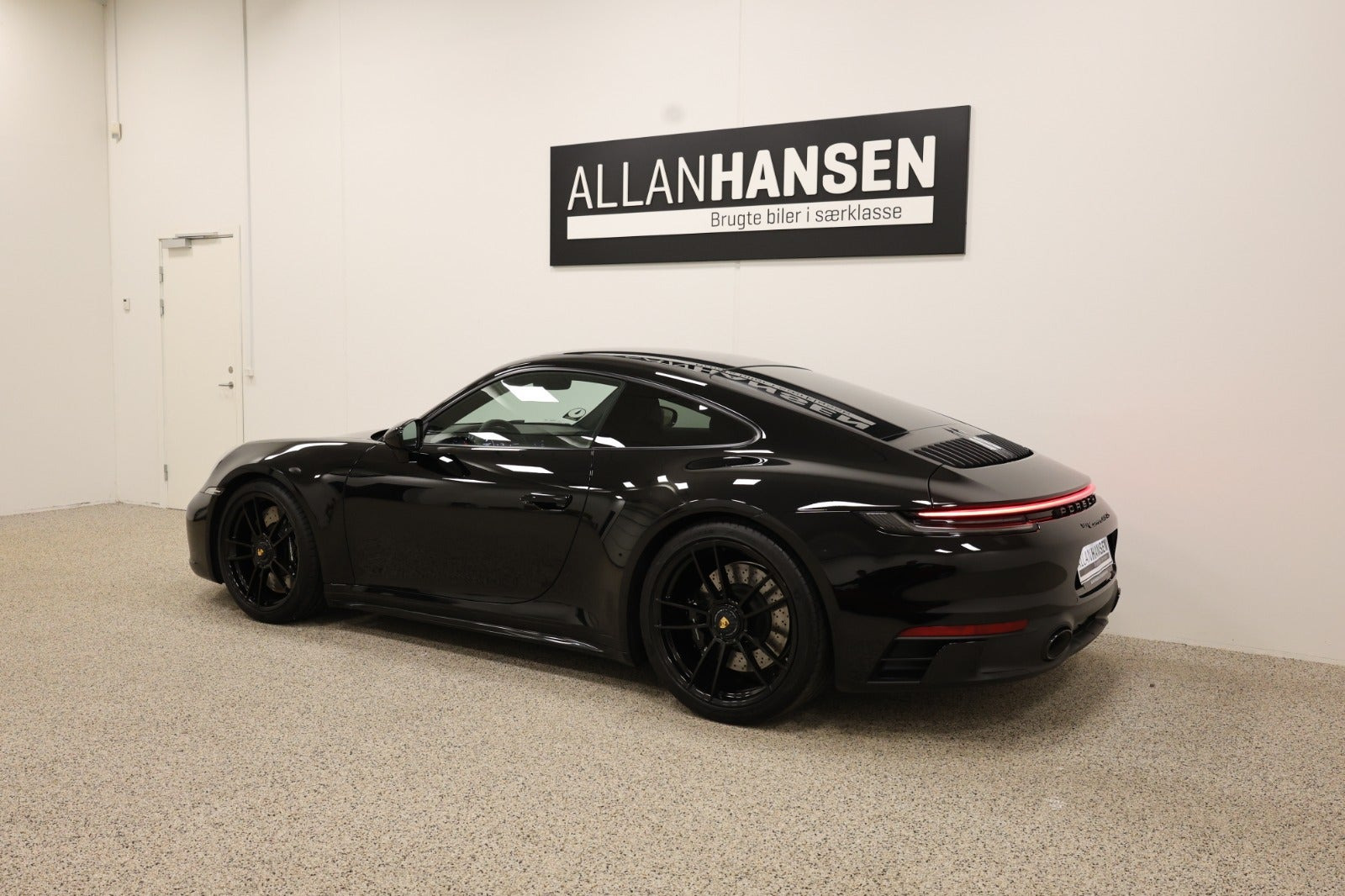 Sort Porsche 911 Carrera 4 GTS fra 2024
