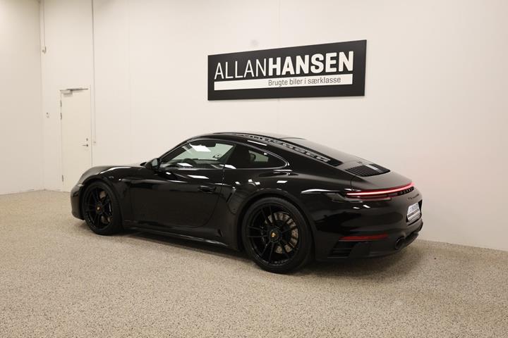 Sort Porsche 911 Carrera 4 GTS fra 2024