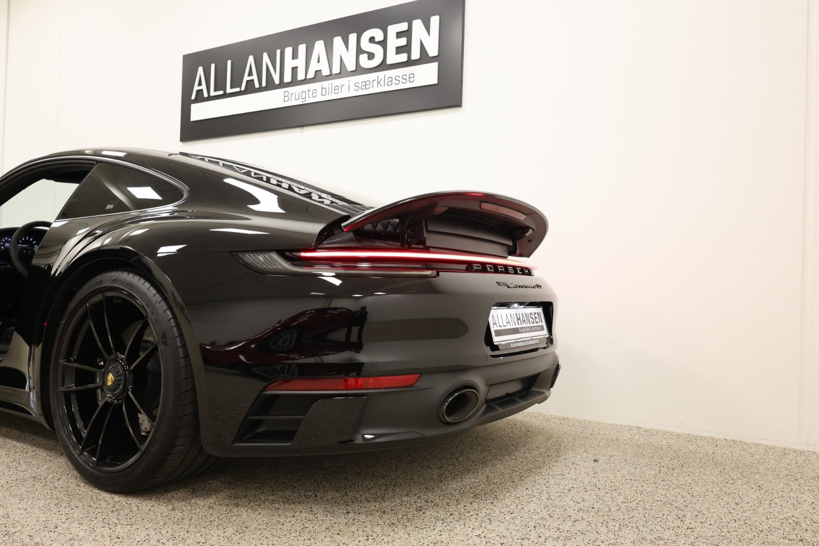 Sort Porsche 911 Carrera 4 GTS fra 2024