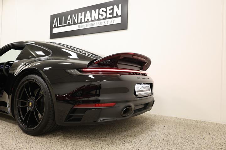 Sort Porsche 911 Carrera 4 GTS fra 2024