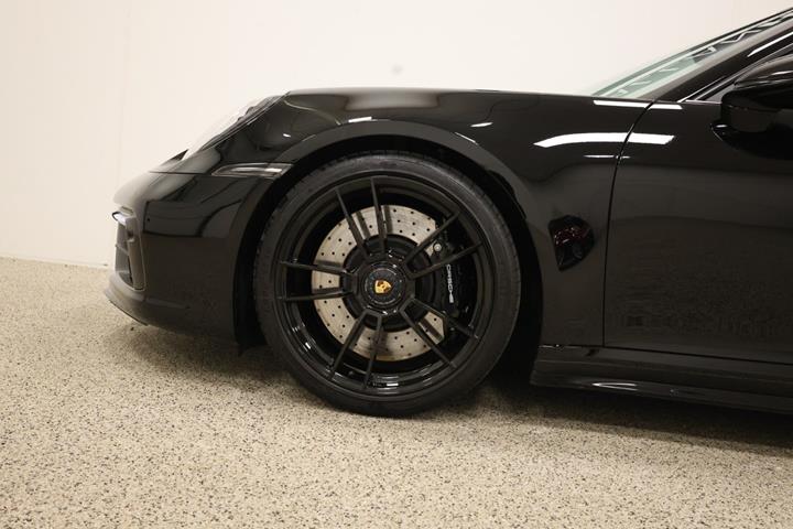 Sort Porsche 911 Carrera 4 GTS fra 2024