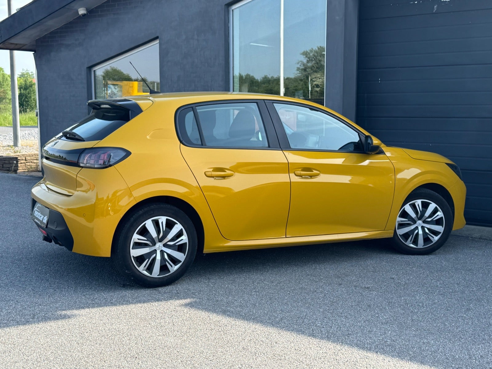 Gul Peugeot 208 fra 2020