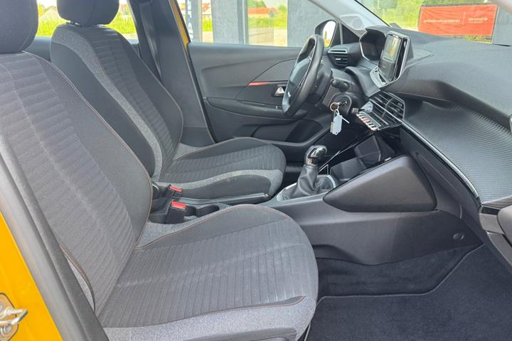 Gul Peugeot 208 fra 2020