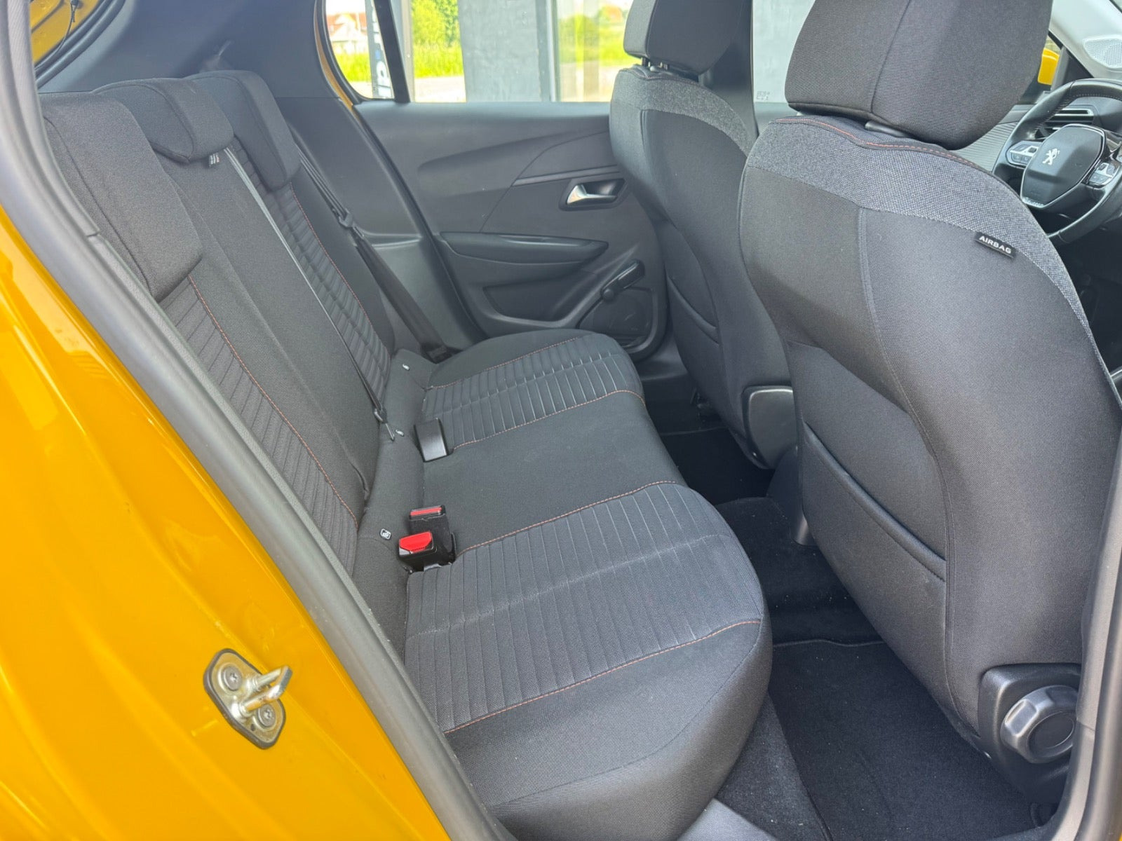 Gul Peugeot 208 fra 2020