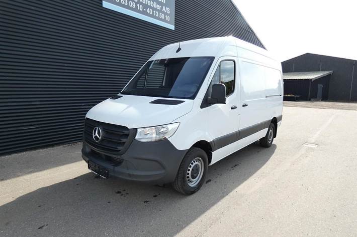 Hvid Mercedes Sprinter 317 fra 2024