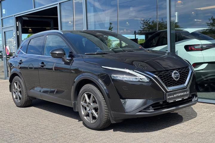 Sort Nissan Qashqai fra 2021 set udefra