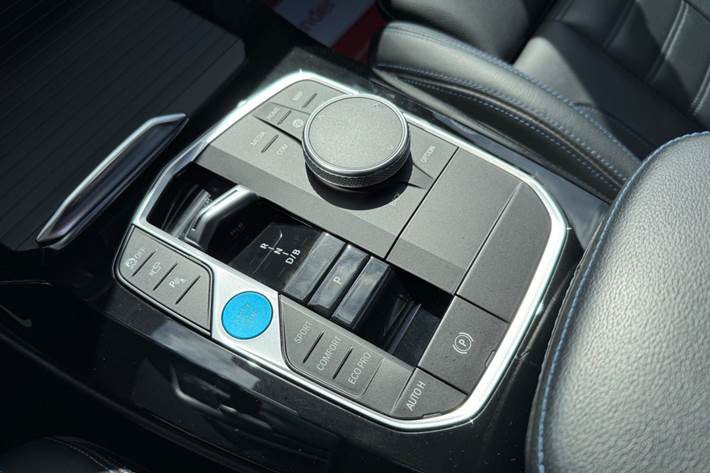 Hvid BMW iX3 fra 2023
