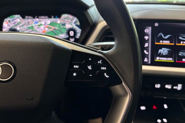 Blå Audi Q4 e-tron fra 2024
