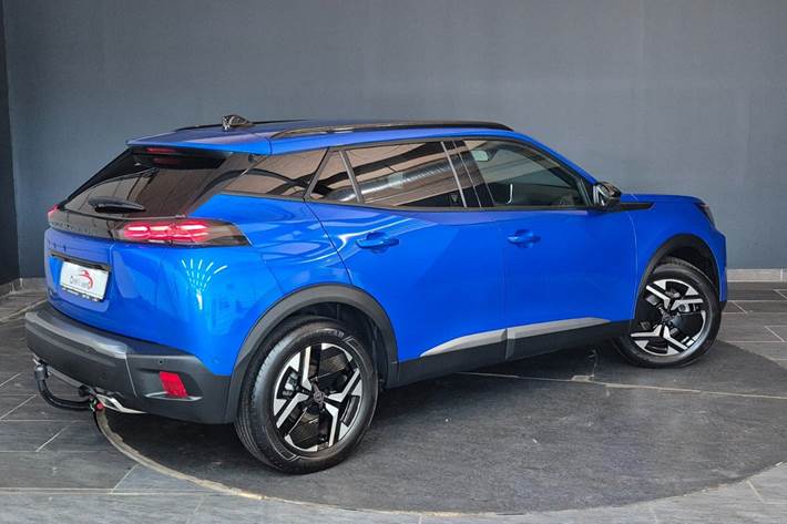 Blå Peugeot 2008 fra 2024