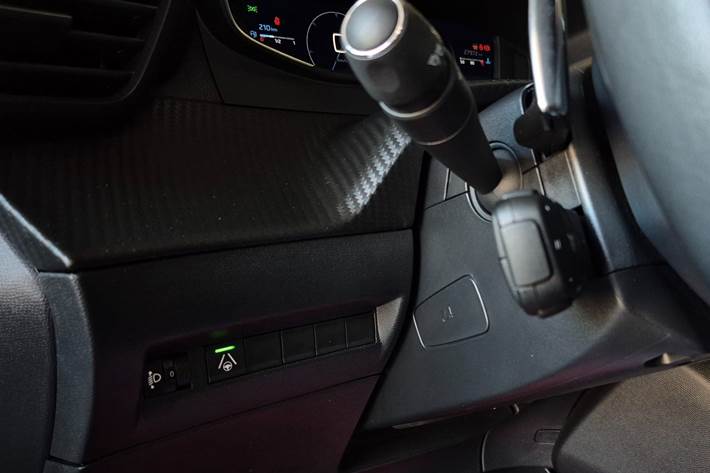 Blå Peugeot 2008 fra 2024