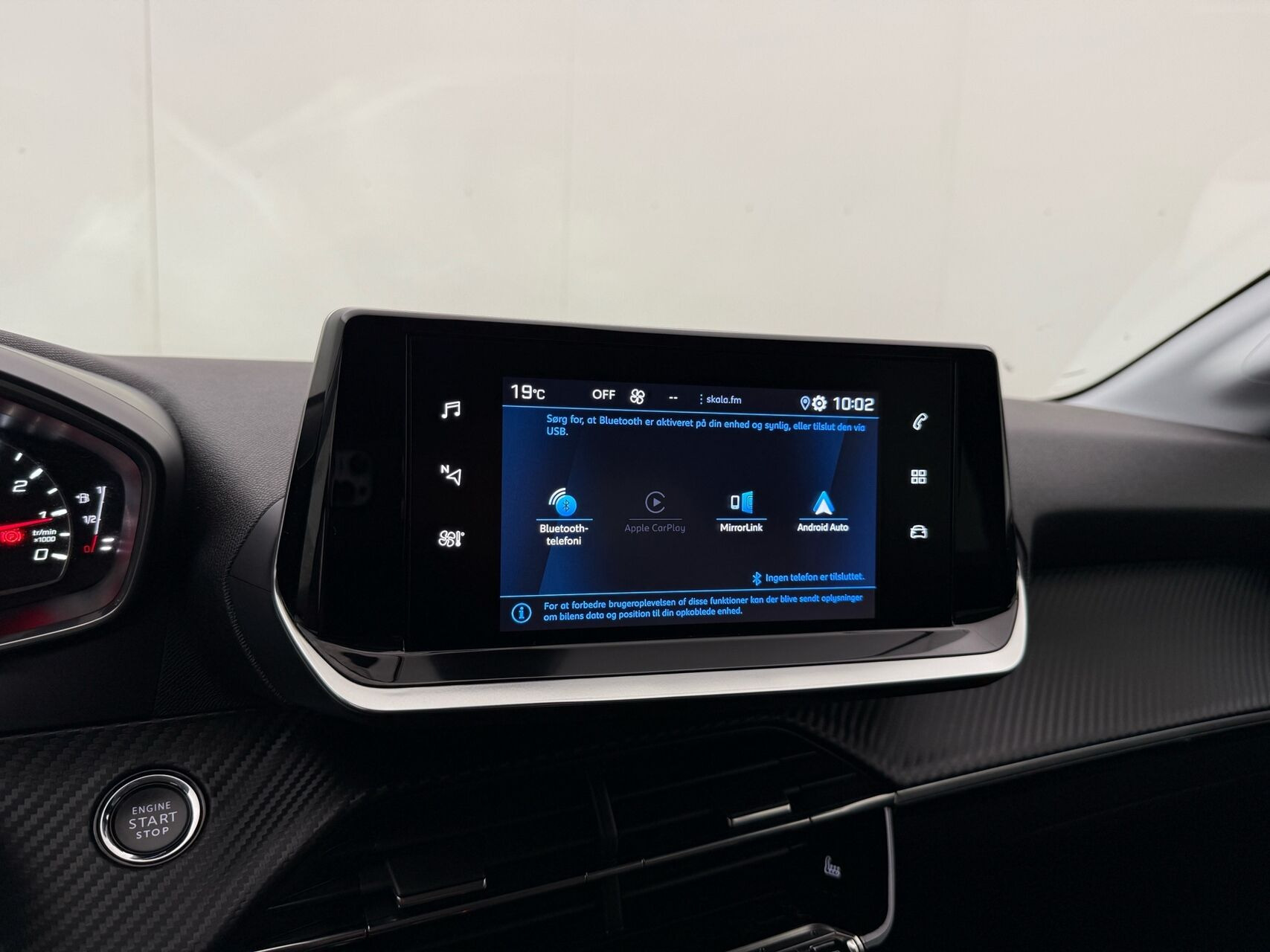 Grå Peugeot 208 fra 2021