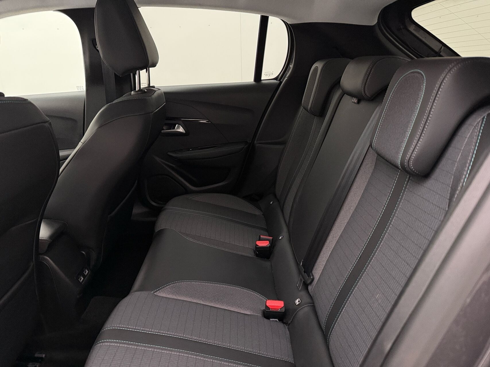 Grå Peugeot 208 fra 2021
