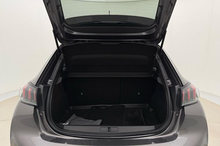 Grå Peugeot 208 fra 2021