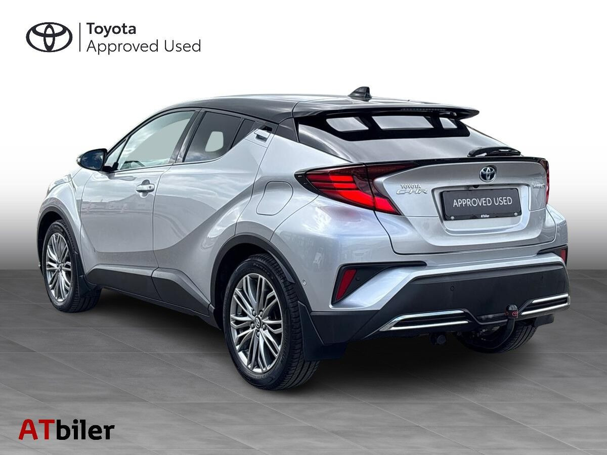 Sølv Toyota C-HR fra 2023