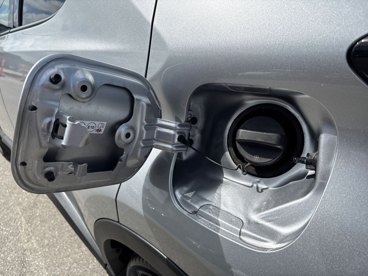 Sølv Toyota C-HR fra 2023