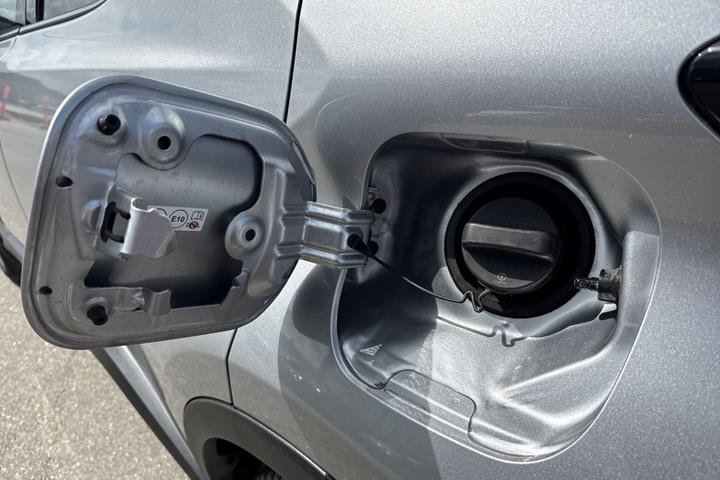 Sølv Toyota C-HR fra 2023