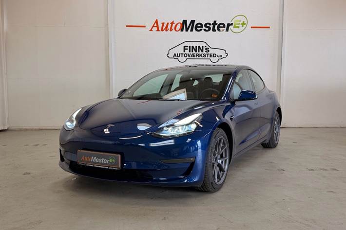 Blå Tesla Model 3 fra 2023