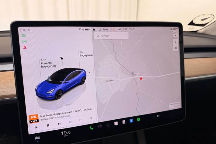 Blå Tesla Model 3 fra 2023