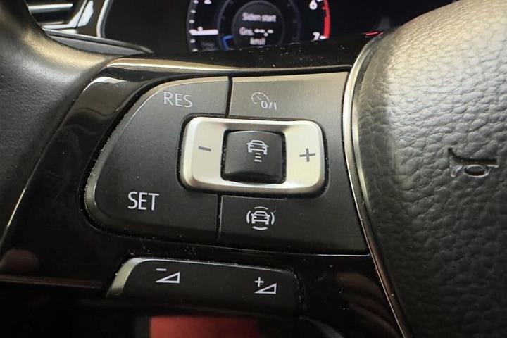 Sølv VW Passat fra 2018