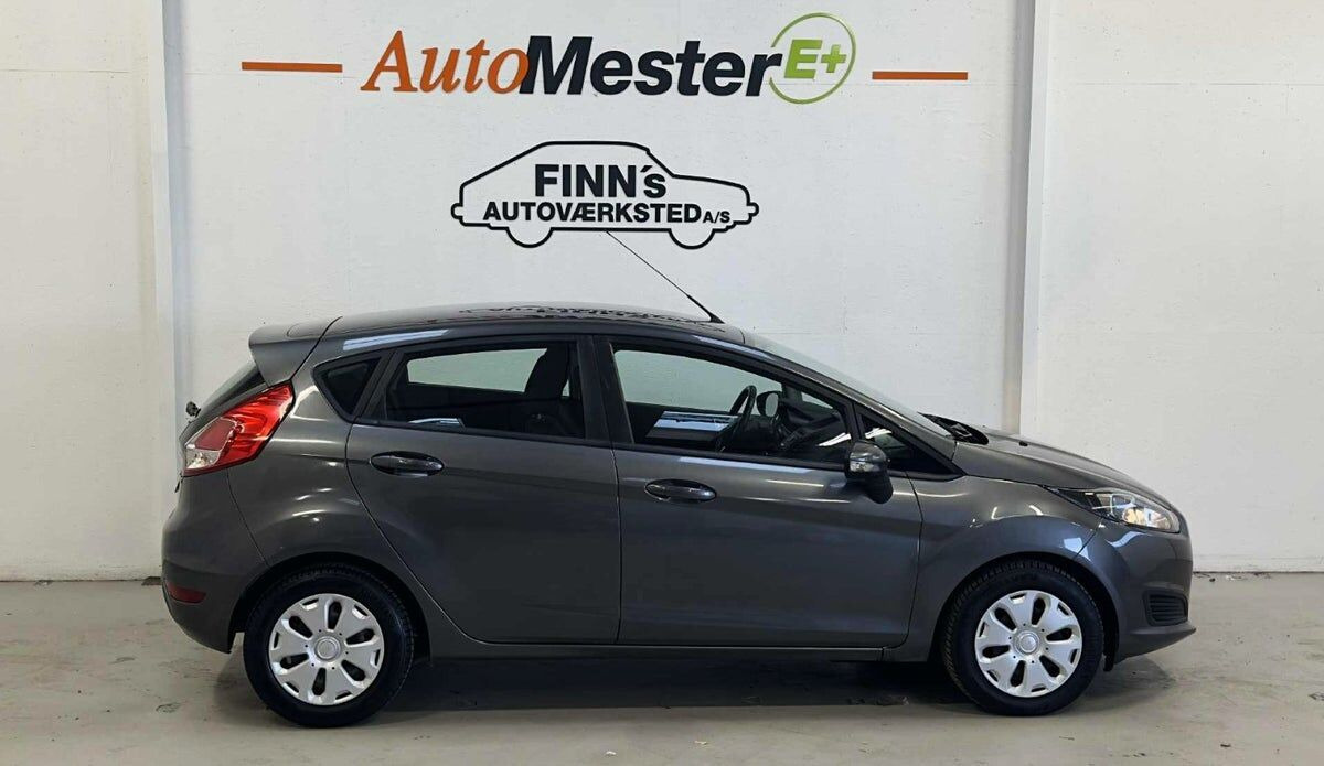 Grå Ford Fiesta fra 2015