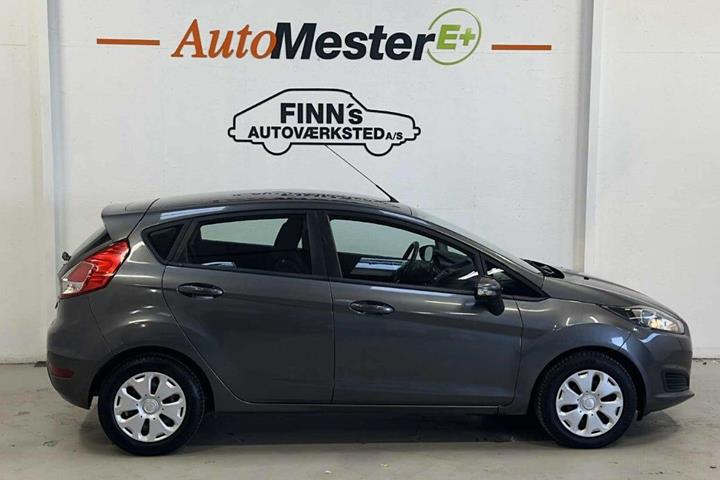 Grå Ford Fiesta fra 2015