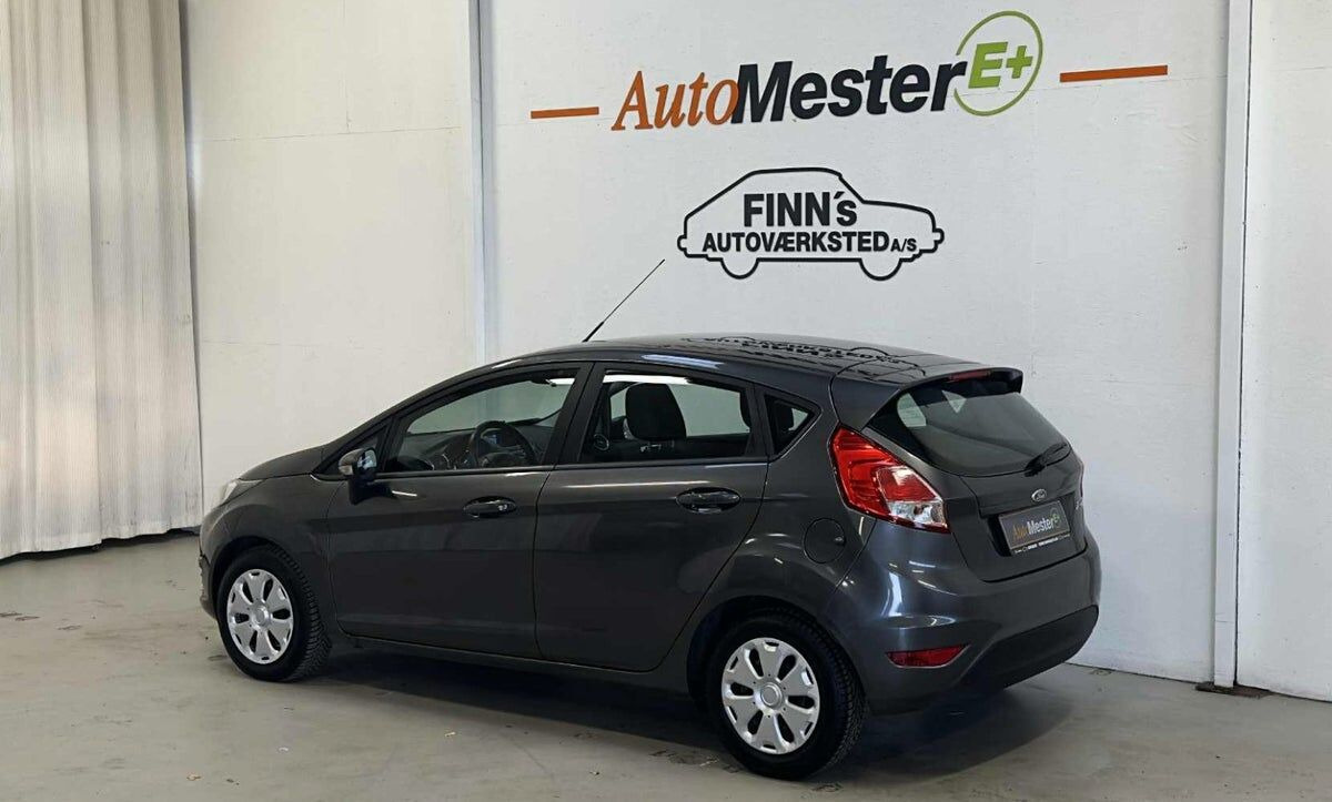 Grå Ford Fiesta fra 2015