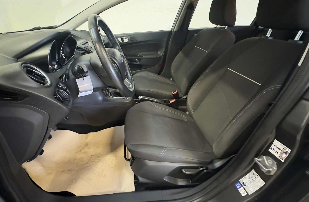 Grå Ford Fiesta fra 2015