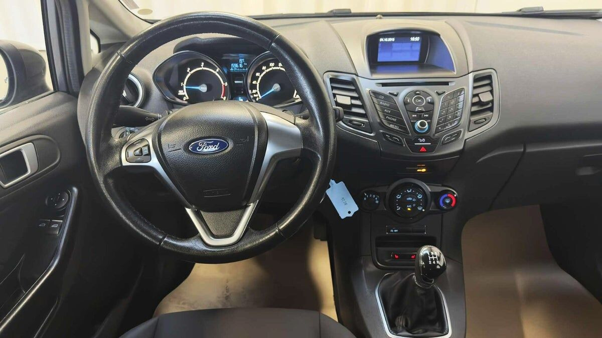 Grå Ford Fiesta fra 2015
