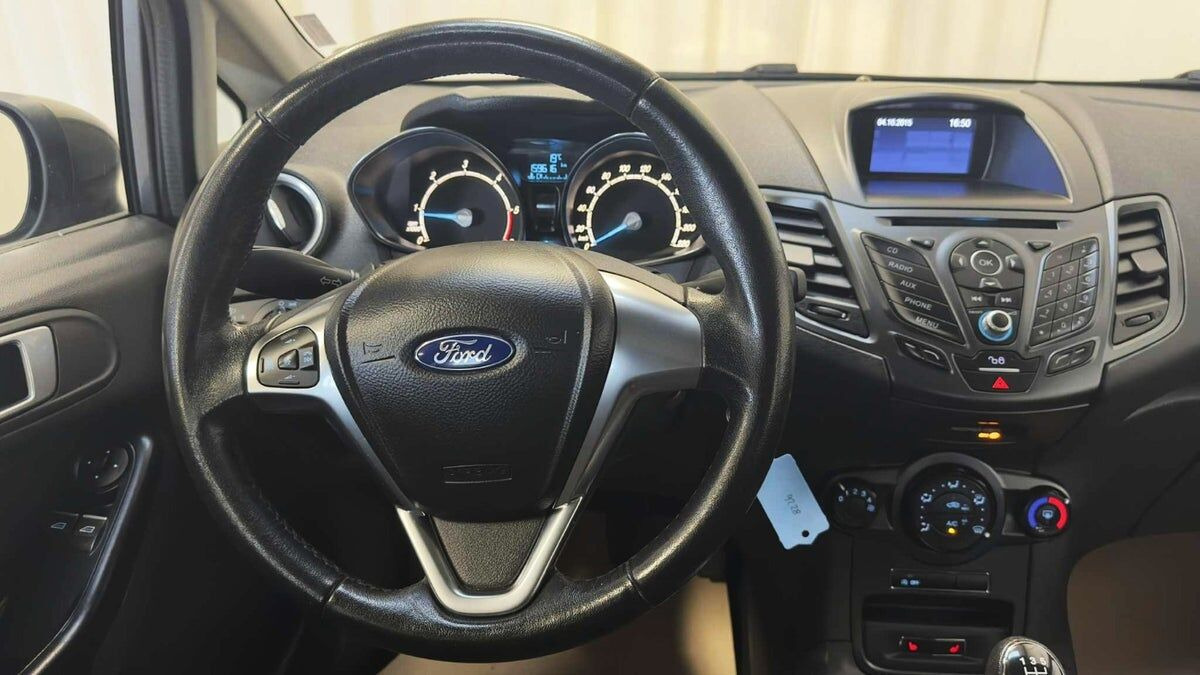 Grå Ford Fiesta fra 2015