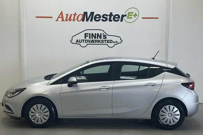 Sølv Opel Astra fra 2016