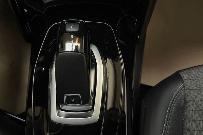 Grå Peugeot 208 fra 2021