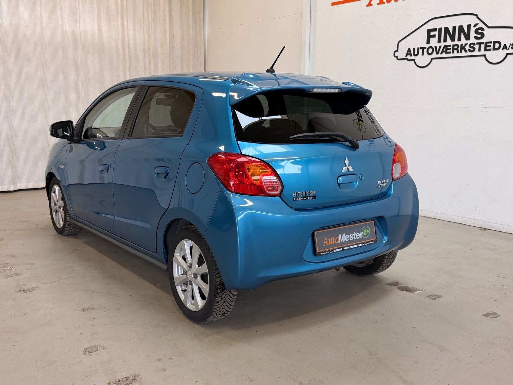 Blå Mitsubishi Space Star fra 2016