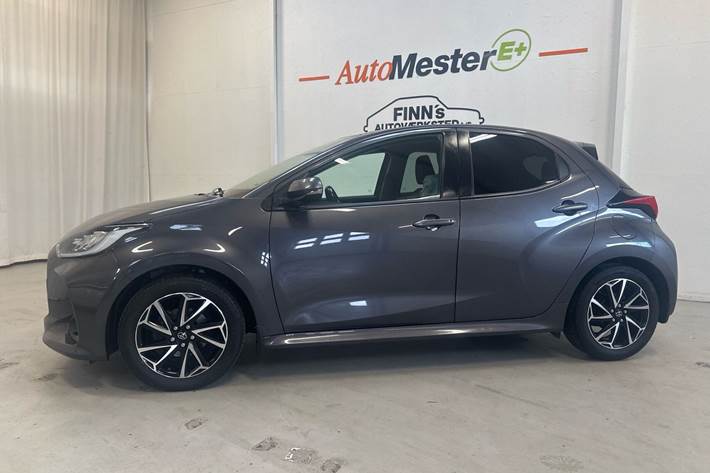Grå Toyota Yaris fra 2021