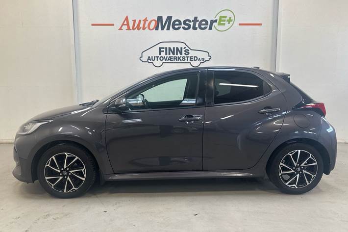 Grå Toyota Yaris fra 2021