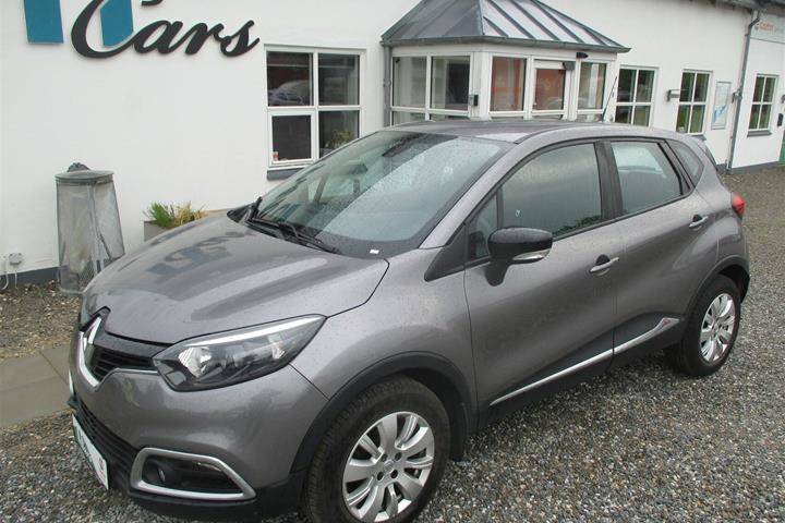 Sølv Renault Captur fra 2017 set udefra