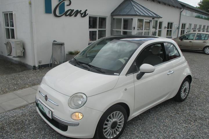 Hvid Fiat 500 fra 2010 set udefra
