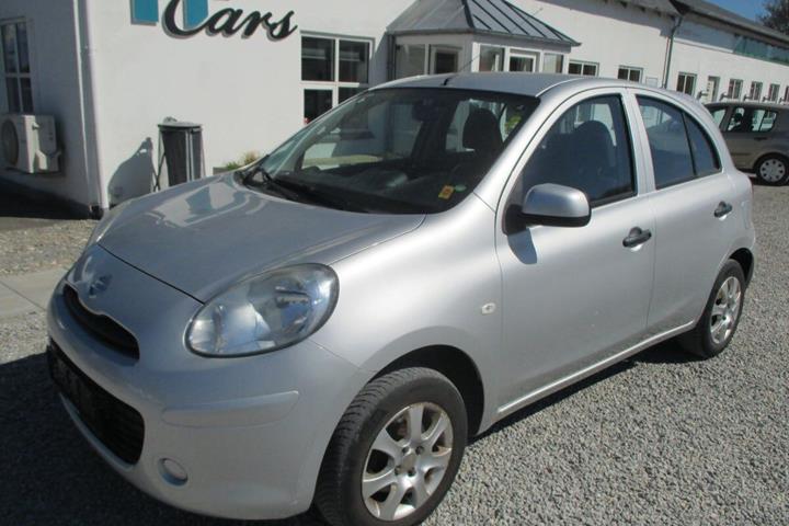 Sølv Nissan Micra fra 2012 set udefra
