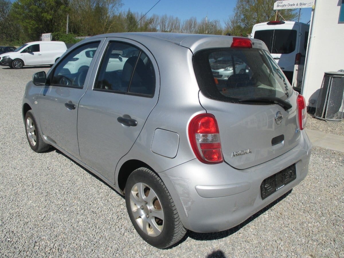 Sølv Nissan Micra fra 2012