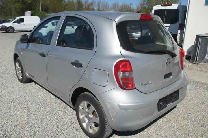 Sølv Nissan Micra fra 2012