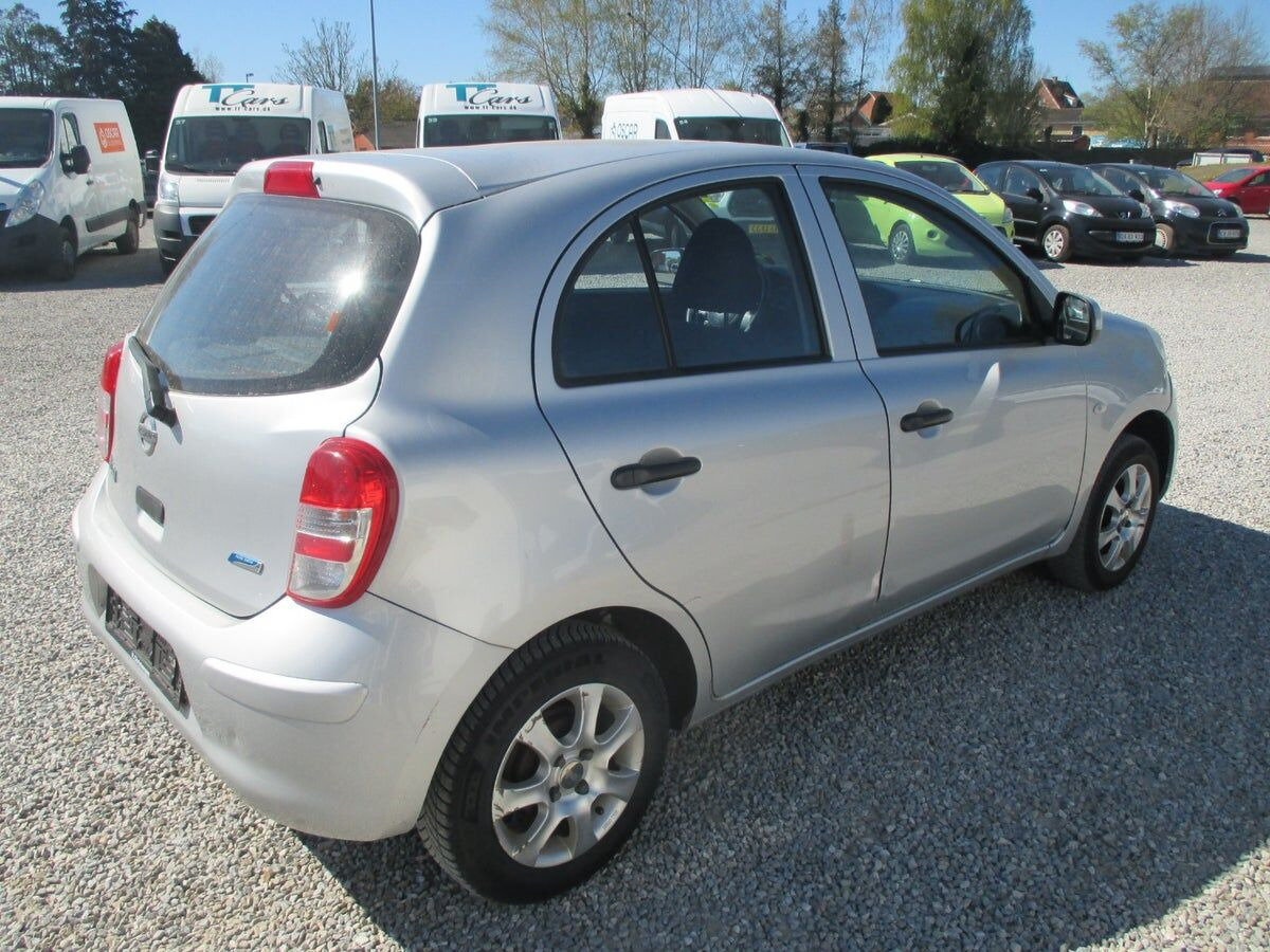 Sølv Nissan Micra fra 2012