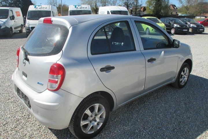 Sølv Nissan Micra fra 2012